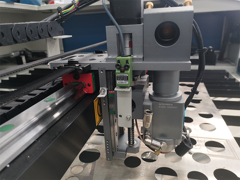 What is the difference between CNC engraving machine and laser engraving machine